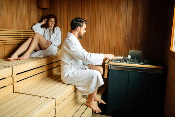 Coppia riposo in sauna — Foto Stock