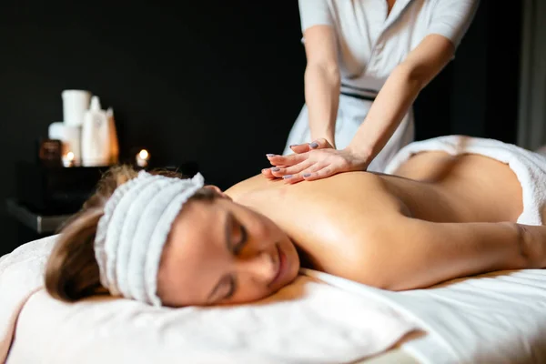 Massage Terapeut Masserande Vacker Brunett Ett Spa — Stockfoto