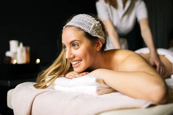 Massage Thérapeute Masser Belle Brune Dans Spa — Photo