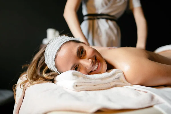 Massage Einer Prügelnden Frau Die Eine Professionelle Behandlung Wünscht — Stockfoto