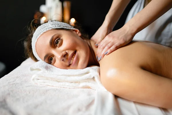 Massage Therapist Massaging Beautiful Brunette Spa — Stock Photo, Image