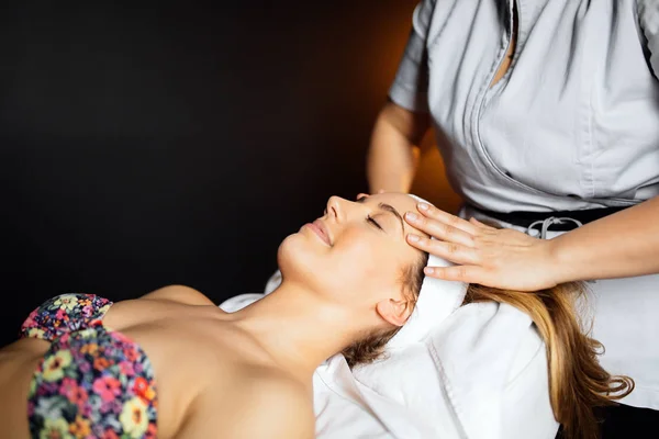 Mulher Bonita Desfrutando Massagem Rejuvenescimento — Fotografia de Stock