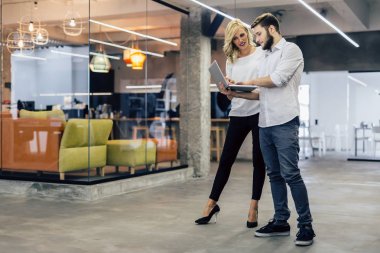 Akıllı genç meslektaşları ofiste beyin fırtınası