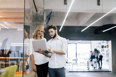 Modern bir ofis dizüstü bakarak Cowerkers