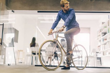 Çalışmak için bir bisiklet sürme akıllı iş adamı