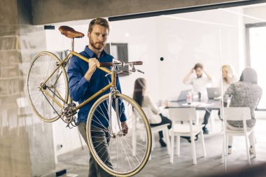 Çevre kirletici yerine işe gitmek için bisiklet kullanma. Yeşil gezegen