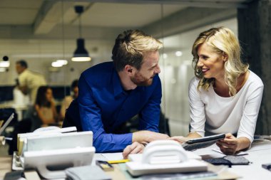Yeni ve olası eğilimleri fikirler hakkında konuşurken iki tasarımcıları stilleri moda. Takım çalışması