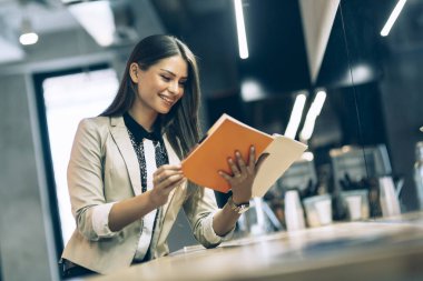 Güzel kadın bir sayaç bir Bar menüsünde Okuma