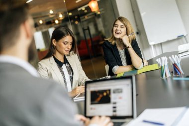 Beyin fırtınası ve Office yeni fikirler söz genç kadın