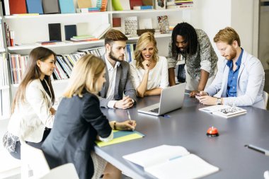 Yaratıcı insanlar ve gülümseyen ve yaratıcı Office tasarımcılar ekibi