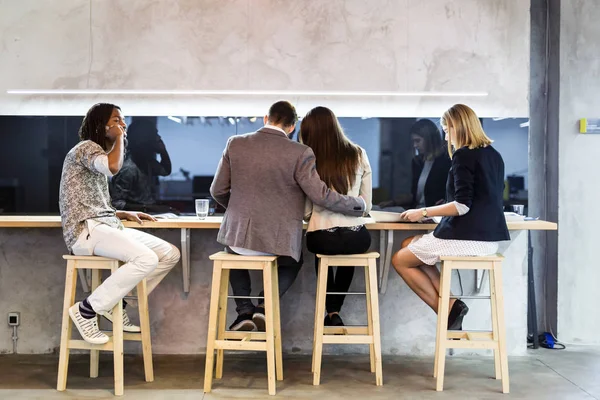 Gli Uomini Affari Hanno Una Pausa Dal Lavoro Conversare — Foto Stock