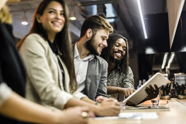 Grupo Personas Discutiendo Contenido Del Artículo Mientras Están Sentadas Bar — Foto de Stock