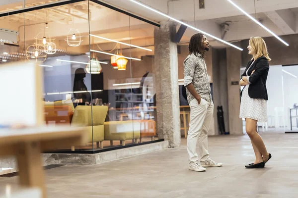 Compañeros Trabajo Una Oficina Diseño Moderno Hablando Sonriendo — Foto de Stock