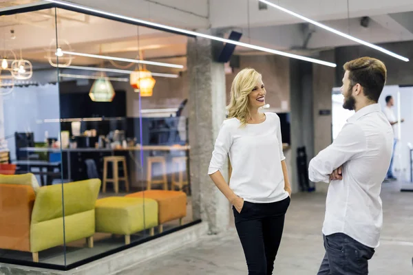 Chers Collègues Parlant Dans Bureau Moderne Pendant Pause — Photo