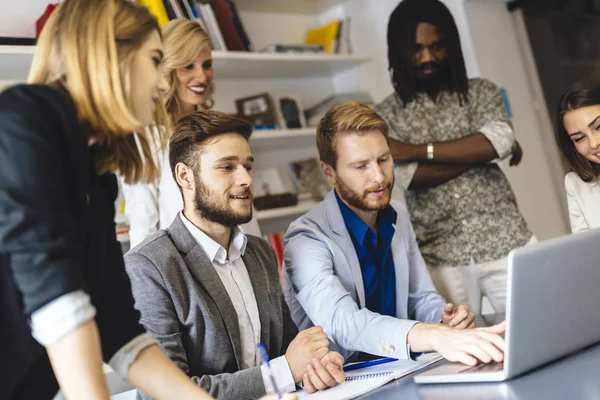 Smartfolk Brainstormer Forbereder Seg Nye Utfordringer – stockfoto