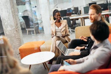 Elinizdeki teknoloji ile iş insanlar konuşma. Yeni fikirler ve iş arkadaşları arasında beyin fırtınası alışverişi