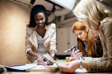 Projede çalışan ve atölyede beyin fırtınası yaratıcı kadınlar