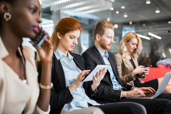 Les Gens Affaires Conversent Avec Technologie Portée Main Échange Nouvelles — Photo