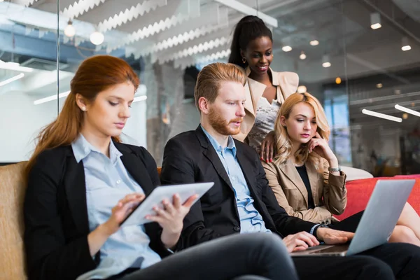 Business Mensen Gesprek Met Technologie Bij Hand Uitwisseling Van Nieuwe — Stockfoto