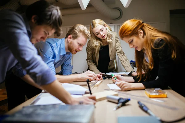 Compañeros Clase Trabajando Juntos Proyecto Cooperando — Foto de Stock