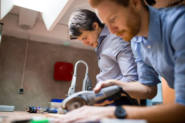 Due Designer Che Lavorano Insieme Officina Con Strumenti Precisione — Foto Stock