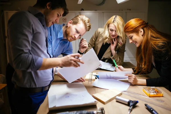 Team Arbeitet Gemeinsam Projekt Und Tauscht Ideen Workshop Aus — Stockfoto