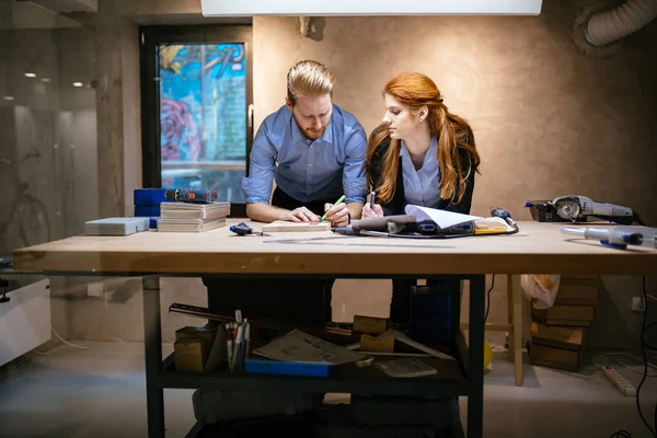 Menschen Arbeiten Modernen Schönen Werkstatt Mit Professionellen Geräten Zur Hand — Stockfoto