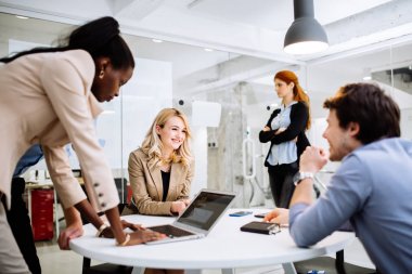 Grup çalışma office ve yeni fikirleri tartışmak iş adamları