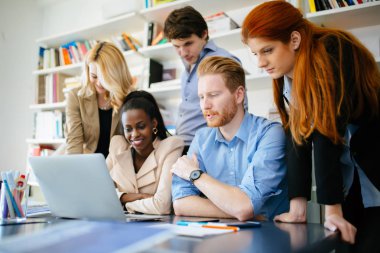 Çok ırklı insanların modern donanımlı ofisinde çalışan