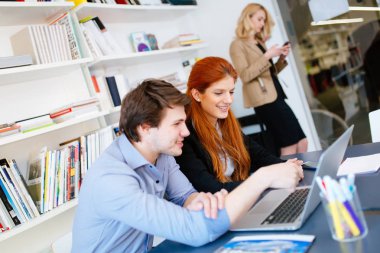 Ofiste işbirliği ve proje üzerinde birlikte çalışma iş adamları