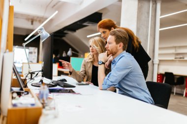Gelecekteki eğilimleri tartışmak ofiste bir ekip olarak çalışma tasarımcılar