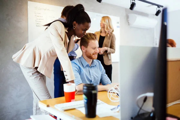 Uomini Affari Che Collaborano Ufficio Lavorano Insieme Progetto — Foto Stock