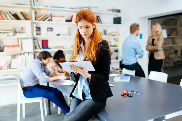 Zakenvrouw Moderne Kantoor Werken Met Tablet Hand — Stockfoto