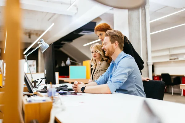 Formgivare Som Arbetar Som Ett Team Office Diskutera Framtida Trender — Stockfoto