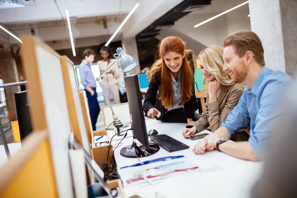 Designere Der Arbejder Som Team Kontoret Diskuterer Fremtidige Tendenser - Stock-foto