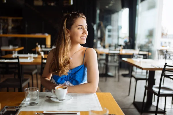 Mulher Deslumbrante Desfrutando Seu Café Restaurante — Fotografia de Stock