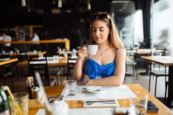 Vacker Söt Kvinna Njuter Sin Morgonkaffe — Stockfoto