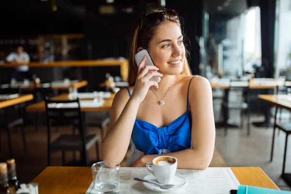 Vacker Kvinna Talar Mobiltelefon Och Dricker Kaffe — Stockfoto