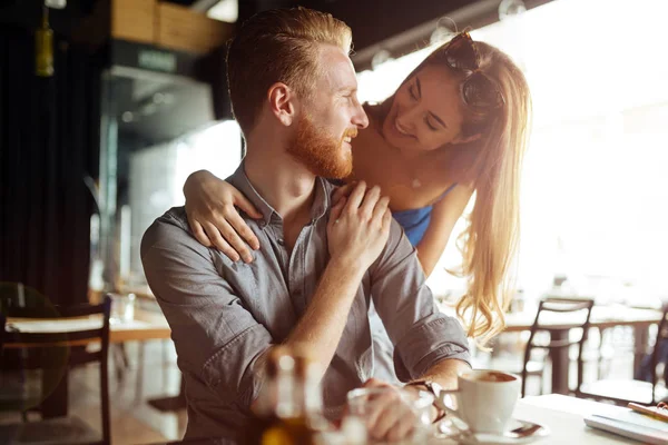 Vacker Man Och Kvinna Flirta Café — Stockfoto