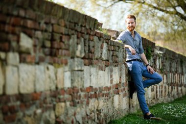 Açık havada şehir Park'ta rahatlatıcı işadamı