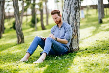 Yakışıklı şirin Üniversite öğrenci park