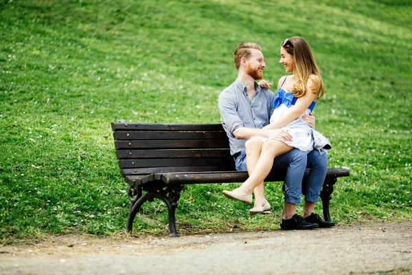 Romantisches Paar Park Auf Bank Sitzend — Stockfoto