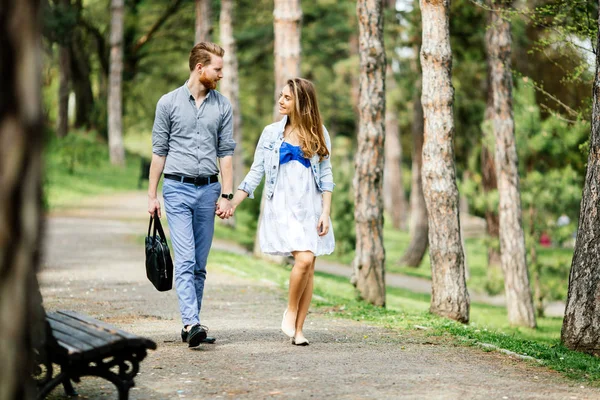 Belo Casal Dando Passeio Parque Cidade — Fotografia de Stock