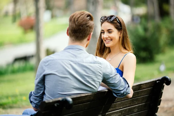 Paar Verliefd Tijd Natuur Doorbrengen Bankje — Stockfoto