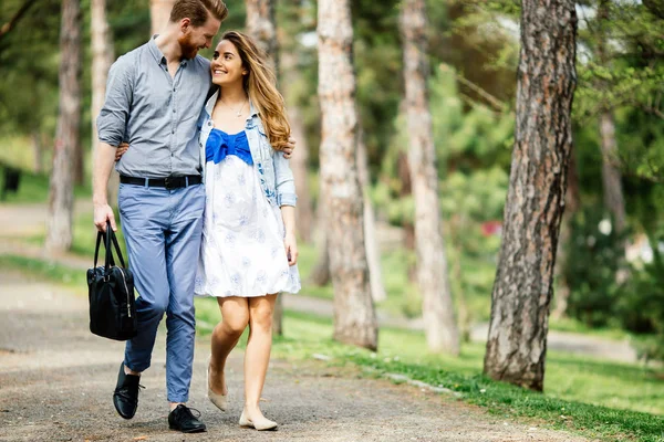 Mooie Paar Verlijmen Door Wandelen Het Park — Stockfoto