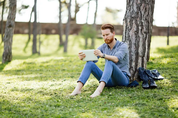 Jóképű Üzletember Tábla Használata Parkban — Stock Fotó