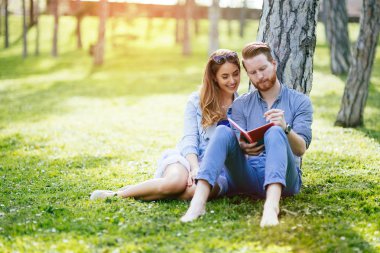 Güzel üniversite öğrencileri parkta çalışıyor.