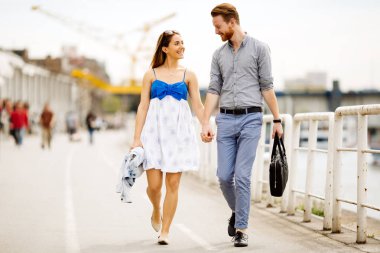 Güzel çift tr açık havada duygular