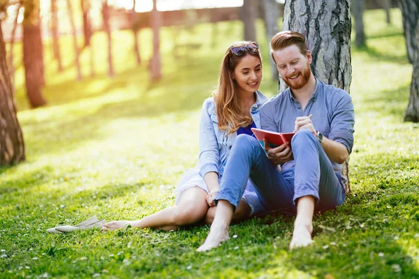 Ładny Uni Studentów Studiuje Razem Przyrodzie — Zdjęcie stockowe