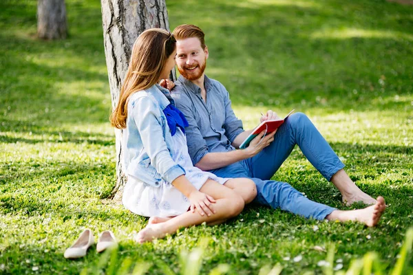 Bellissimi Studenti Universitari Flirtare Nel Parco Mentre Studiano — Foto Stock